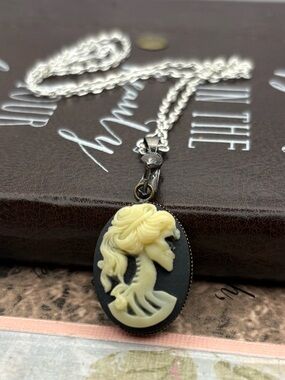 Vintage Cameo Pendant Necklace Black Cream Lady Silver Tone Chain Classic
